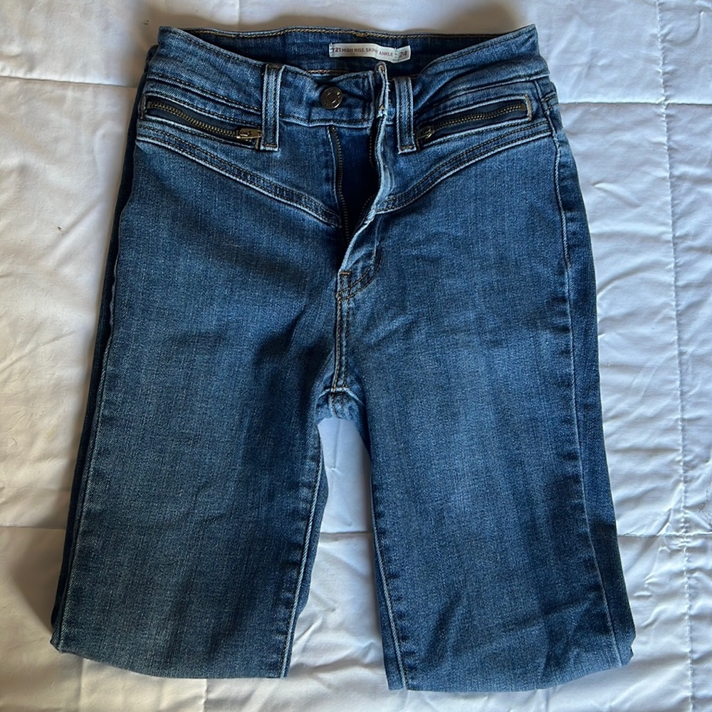 Levi’s soft stretch lighter wash jean